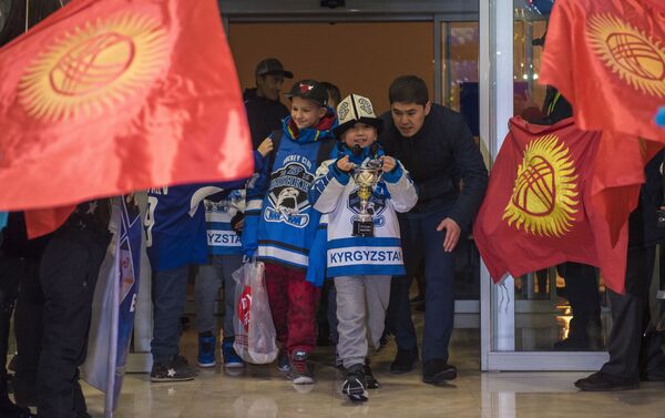 В пятницу, 8 декабря, в Кыргызстан прибыла юниорская сборная по хоккею Алга Бишкек, ставшая победительницей турнира Barrington Ice Arena, который проходил в Чикаго (США - Sputnik Кыргызстан