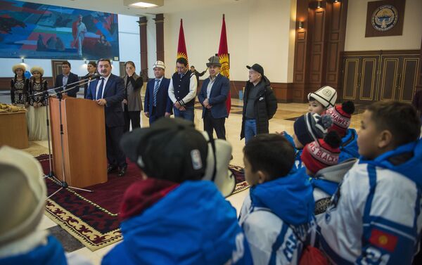 Последний поздравил команду с победой и отметил, что юные хоккеисты преподнесли соотечественникам подарок - Sputnik Кыргызстан