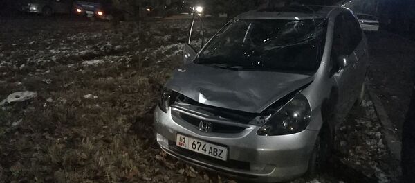 Бишкек шаарынын Чүй проспектиси менен Достоевский көчөлөрүнүн кесилишинде бейшембиден жумага караган түнү, саат экилер чамасында Toyota Chaser жана Honda Fit унаалары кагышкан - Sputnik Кыргызстан