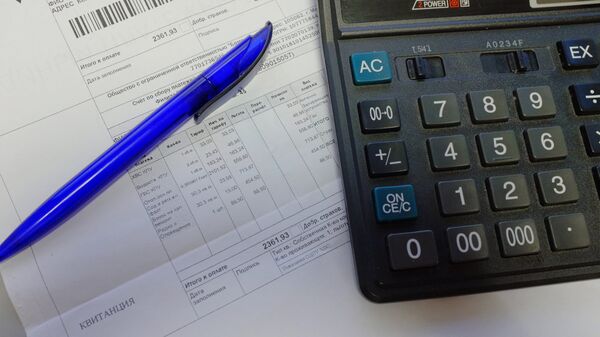 Калькулятор и квитанция на оплату. Архивное фото - Sputnik Кыргызстан