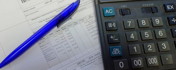 Калькулятор и квитанция на оплату. Архивное фото Калькулятор и квитанция на оплату. Архивное фото - Sputnik Кыргызстан