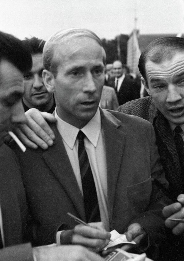 Игрок сборной Англии Бобби Чарльтон раздает автографы болельщикам на VIII первенстве мира по футболу - Sputnik Кыргызстан