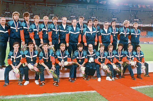Олимпийская сборная команда СССР по футболу - чемпионы XXIV Олимпийских игр в Сеуле (Южная Корея) - Sputnik Кыргызстан