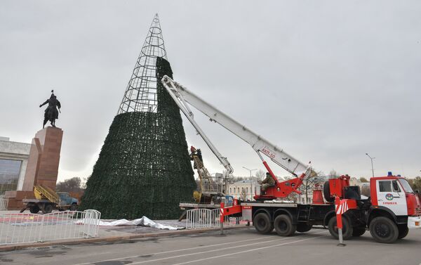 Церемонию зажжения главной новогодней елки в Бишкеке планируется провести 15 декабря - Sputnik Кыргызстан