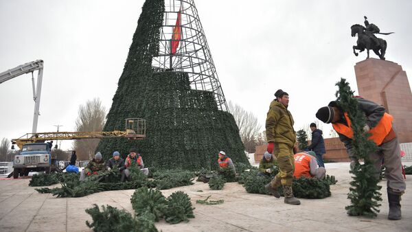 На площади Ала-Тоо сотрудниками городских служб ведется работа по установке и оформлению главной елки страны - Sputnik Кыргызстан