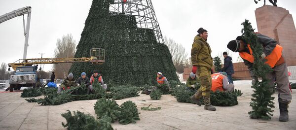 На площади Ала-Тоо сотрудниками городских служб ведется работа по установке и оформлению главной елки страны - Sputnik Кыргызстан