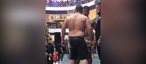 &quot;Ак аюу&quot; атаандашы Проценко менен жулкулдаша кетти. JFCнин көз караштар таймашы - Sputnik Кыргызстан