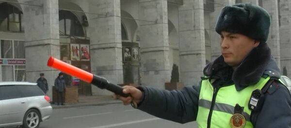 Акцию против коррупции провели сотрудники ГУОБДД — видео - Sputnik Кыргызстан