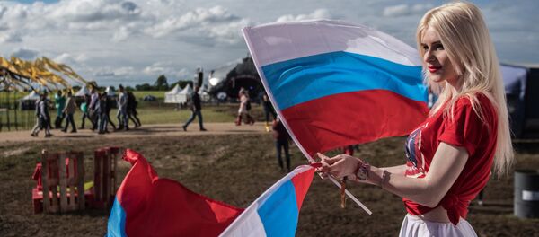 Россиянын желегин көтөргөн кыз. Архив - Sputnik Кыргызстан