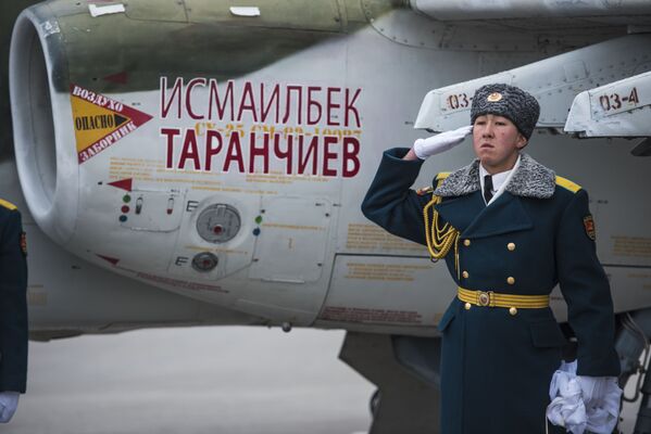 Присвоение имеми Героя Советского Союза Исмаилбека Таранчиева штурмовиков Су-25 СМ - Sputnik Кыргызстан