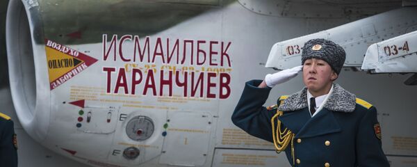 Присвоение имеми Героя Советского Союза Исмаилбека Таранчиева штурмовиков Су-25 СМ Присвоение имеми Героя Советского Союза Исмаилбека Таранчиева штурмовиков Су-25 СМ - Sputnik Кыргызстан