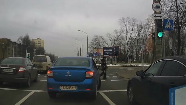 Водитель предотвратил наезд на пешехода — видео - Sputnik Кыргызстан