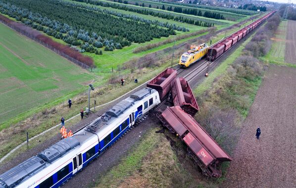 Столкновение пассажирского и товарного поездов у населенного пункта Мербуш в Германии - Sputnik Кыргызстан