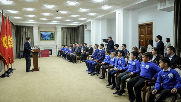 Премьер-министр Сапар Исаков встретился с хоккейной командой Алга Бишкек - Sputnik Кыргызстан