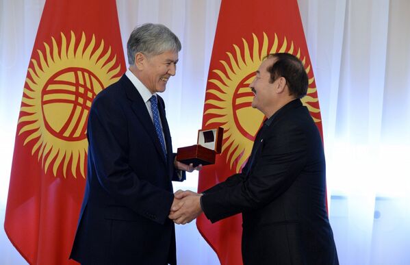 Мурдагы президент Алмазбек Атамбаевдин колунан сыйлык алган талант - Sputnik Кыргызстан