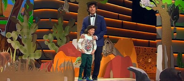 Караколдук жеткинчек Галкинге ак калпак кийгизди. “Лучше всех” шоусунун видеосу - Sputnik Кыргызстан