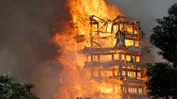Пожар в пагоде в храмовом комплексе на юго-западе провинции Сычуань. Китай - Sputnik Кыргызстан