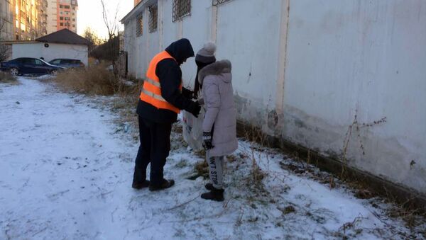Помощь школьников работникам муниципального предприятия Тазалык в Бишкеке - Sputnik Кыргызстан