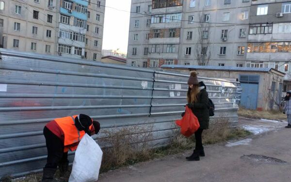 Школьники приехали на площадь в 05.30, как раз в то время, когда уборщики начинают работать. - Sputnik Кыргызстан