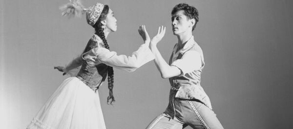 Балерина Рейна Чокоева менен балетмейстер Уран Сарбагышев жаш кезинде Балерина Рейна Чокоева менен балетмейстер Уран Сарбагышев жаш кезинде - Sputnik Кыргызстан