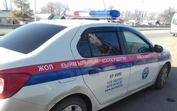 На снимке видно, что патрульная машина обрела новый цвет, то есть, если раньше автомобили ГУПМ МВД имели синие полоски, то сейчас добавились еще и красные - Sputnik Кыргызстан