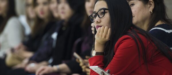 Көз айнекчен кыз. Архив - Sputnik Кыргызстан