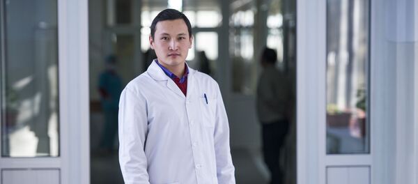 Эльзар Токтоназаров - хирург Эльзар Токтоназаров - хирург - Sputnik Кыргызстан