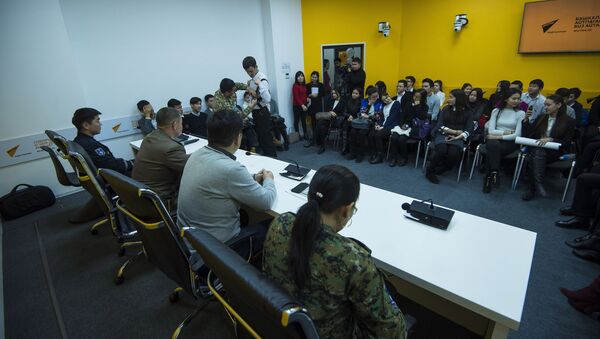 Встреча сотрудников Министерства чрезвычайных ситуаций с учащимися бишкекской средней школы № 24 - Sputnik Кыргызстан