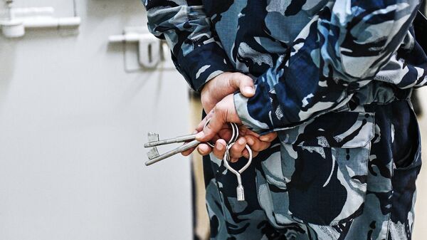 Сотрудник следственного изолятора с ключами от камер. Архивное фото - Sputnik Кыргызстан