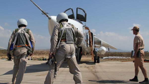 Российские летчики перед полетом у самолета Су-24 на авиабазе Хмеймим в Сирии. Архивное фото - Sputnik Кыргызстан