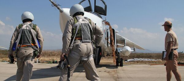 Российские летчики перед полетом у самолета Су-24 на авиабазе Хмеймим в Сирии. Архивное фото - Sputnik Кыргызстан