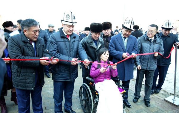В Оше 66 человек с инвалидностью получили ключи от квартир - Sputnik Кыргызстан