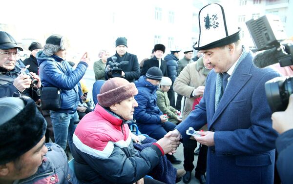 Участники мероприятия разрезали красную ленточку и ознакомились с жилищными условиями. - Sputnik Кыргызстан