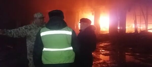 Ош шаарындагы алоолонгон жалын, түн жана чогулган эл. Видео - Sputnik Кыргызстан