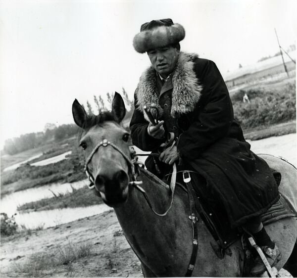 Чингиз Айтматов на лошади - Sputnik Кыргызстан