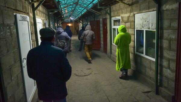 Рейд в районе Ошского рынка Бишкека - Sputnik Кыргызстан
