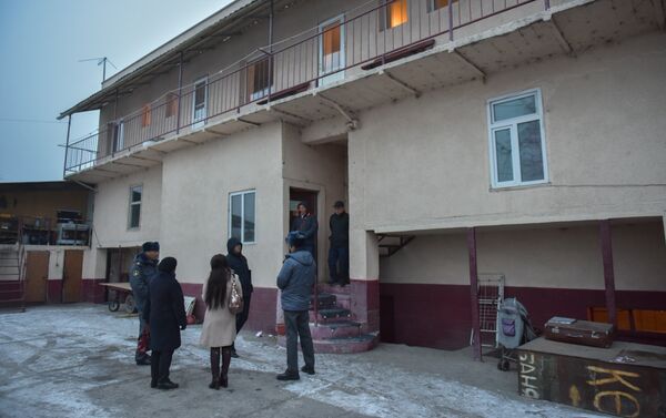 В районе Ошского рынка Бишкека сегодня, 12 декабря, в ходе проверки гостиниц были задержаны 12 девушек, оказывающих интимные услуги - Sputnik Кыргызстан