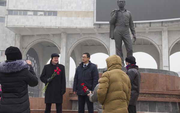 В день рождения Чингиза Айтматова, 12 декабря, молодежные активисты и сотрудники фонда Евразийцы — новая волна почтили память писателя, возложив цветы к его памятнику на площади Ала-Тоо в Бишкеке - Sputnik Кыргызстан
