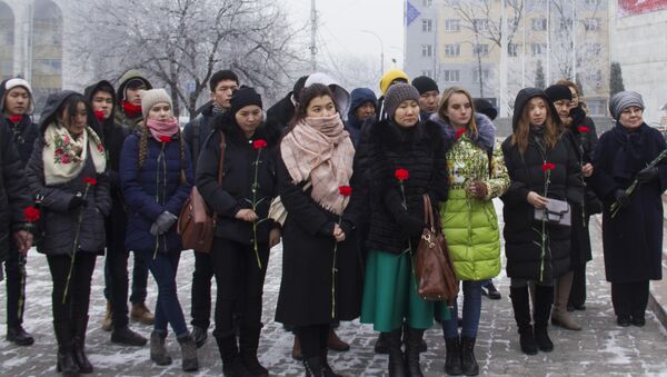 Возложение цветов памятнику Чингиза Айтматова на площади Ала-Тоо в Бишкеке - Sputnik Кыргызстан