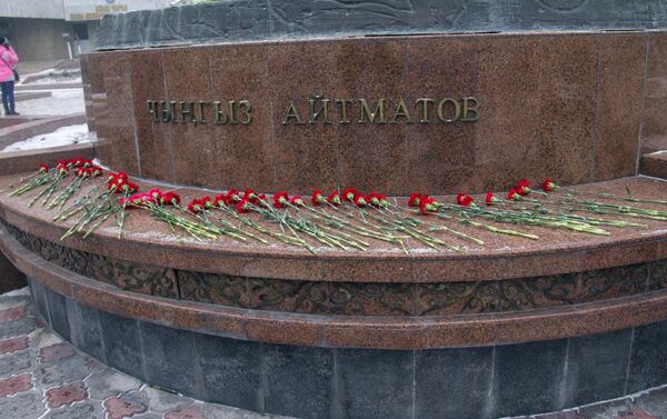 Возложение цветов памятнику Чингиза Айтматова на площади Ала-Тоо в Бишкеке - Sputnik Кыргызстан