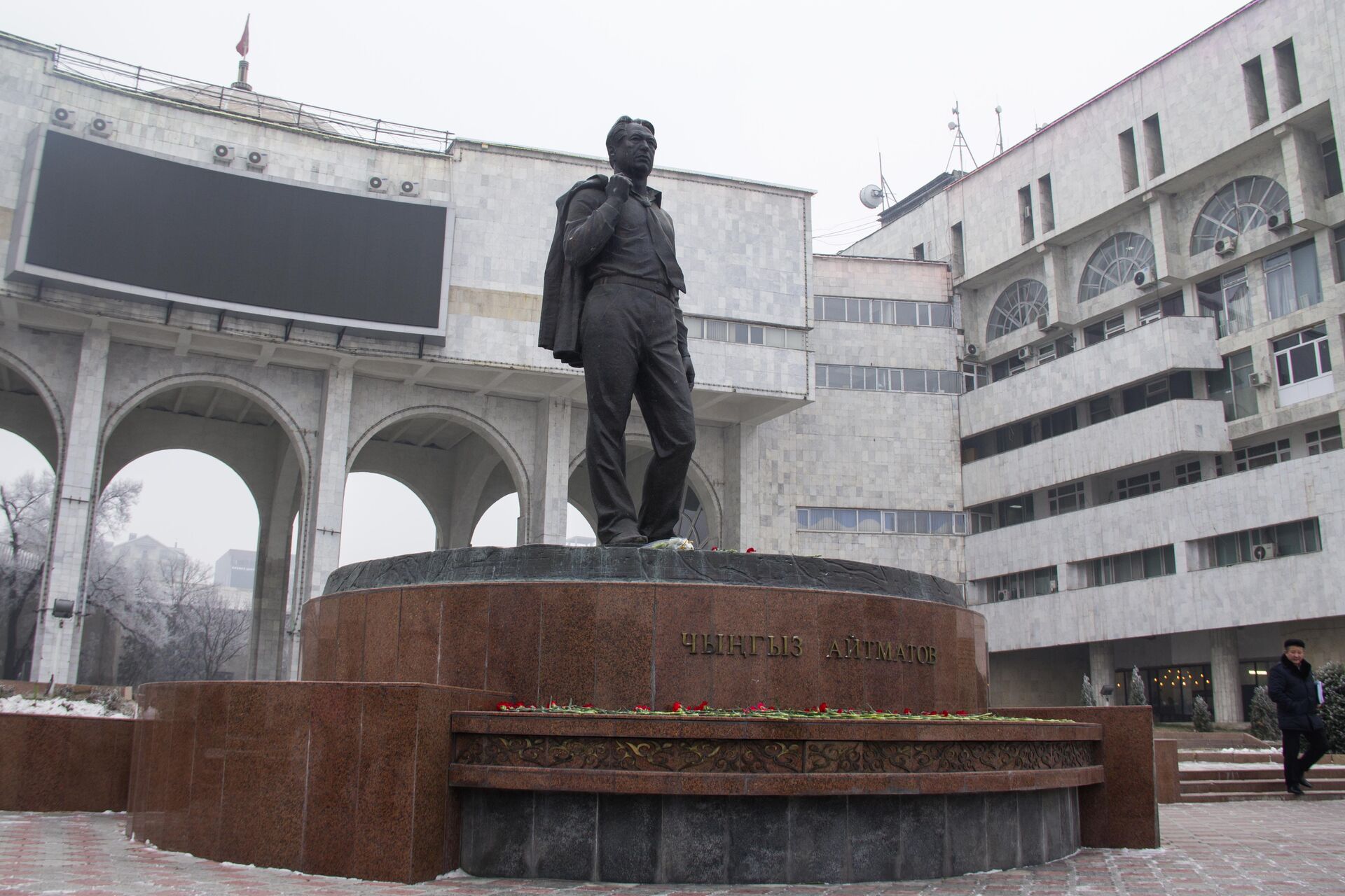Памятник писателю Чингизу Айтматову на площади Ала-Тоо в Бишкеке - Sputnik Кыргызстан, 1920, 29.05.2023