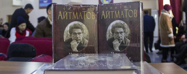 Чыңгыз Айтматовдун чыгармалар жыйнагы. Архив - Sputnik Кыргызстан