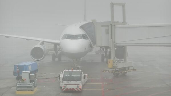 Самолет в аэропорту во время тумана. Архивное фото - Sputnik Кыргызстан