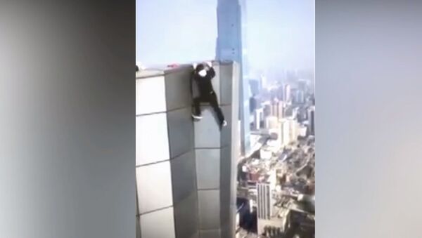 В Китае экстремал снял на видео свое падение с небоскреба — он погиб - Sputnik Кыргызстан