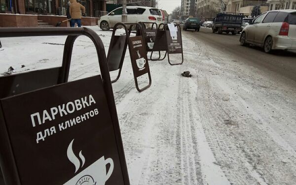 Главный специалист УЗР мэрии Кабыл Кыдырмашев пояснил, что владельцы и охрана любых заведений не имеют права запрещать оставлять автомобили на гостевых парковках гражданам, которые не являются их клиентами - Sputnik Кыргызстан