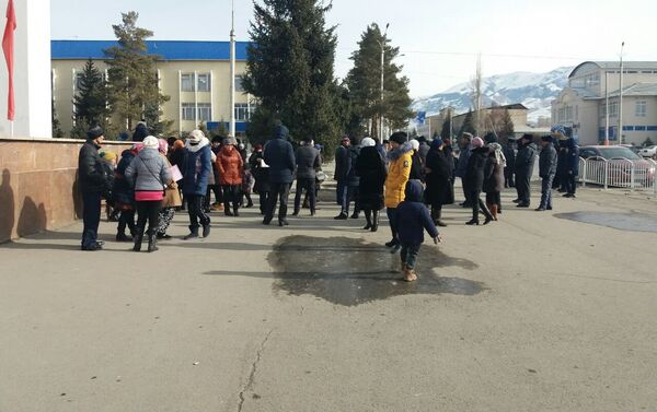 Нарын шаарынын тургундары тынчтык митингин өткөргөнүн жергиликтүү кабарчы билдирди - Sputnik Кыргызстан