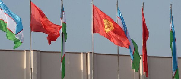 Флаги Кыргызстана и Узбекистана. Архивное фото - Sputnik Кыргызстан