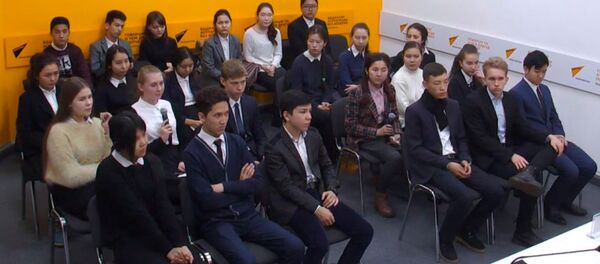 Встреча учащихся средней школы №24 с Гульжигитом Сооронкуловым - Sputnik Кыргызстан