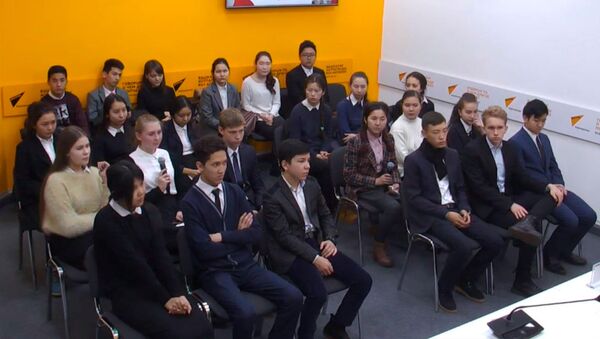 Встреча учащихся средней школы №24 с Гульжигитом Сооронкуловым - Sputnik Кыргызстан