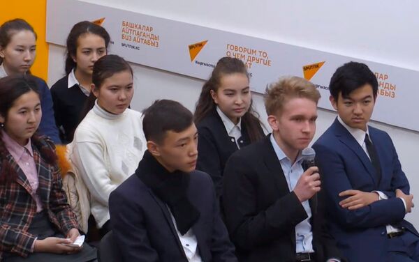 13 декабря в мультимедийном пресс-центре Sputnik Кыргызстан состоялась встреча учащихся средней школы №24 с Гульжигитом Сооронкуловым - Sputnik Кыргызстан